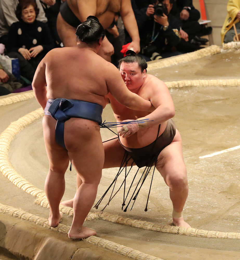 【画像・写真】御嶽海敗れ初黒星…左膝を痛め車イスで退場　６戦全勝は白鵬、阿武咲