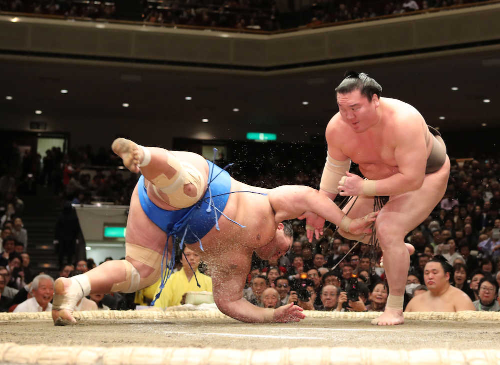 【画像・写真】白鵬、無傷９連勝　１敗で平幕・千代の国が続く　高安５敗目、豪栄道６敗目
