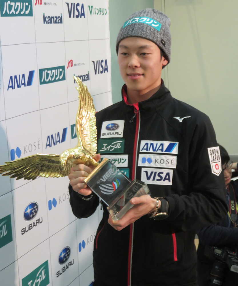 【画像・写真】小林が帰国　ジャンプＷ杯今季９勝　報道陣に囲まれても「緊張していないのが成長したところ」