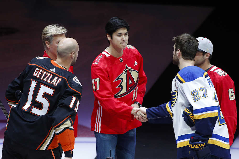 【画像・写真】ブルーズのＤＦパトランジェロと握手を交わす大谷（ＡＰ）