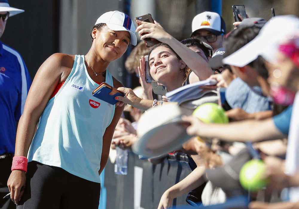 【画像・写真】大坂なおみ　決勝２時間前でもファンサービス　クビトバ戦へ最終調整