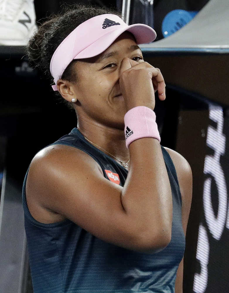 テニスの全豪オープン女子シングルスで優勝し、感極まった様子の大坂なおみ（ＡＰ）