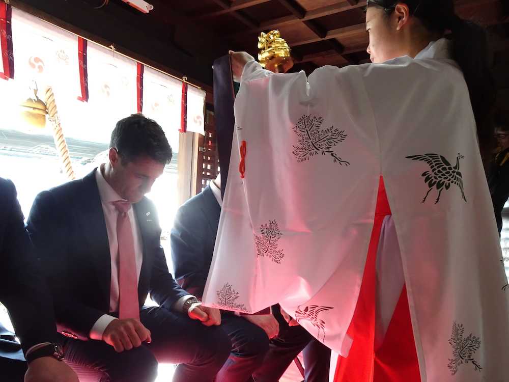 神戸市の南宮宇佐八幡神社でお礼参りをしたラグビー神戸製鋼のＳＯダン・カーター