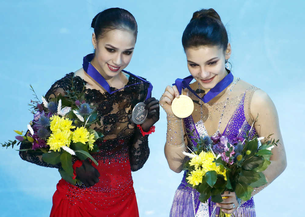 フィギュアスケートの欧州選手権女子で優勝したロシアのサモドゥロワ（右）と２位のザギトワ（ＡＰ）
