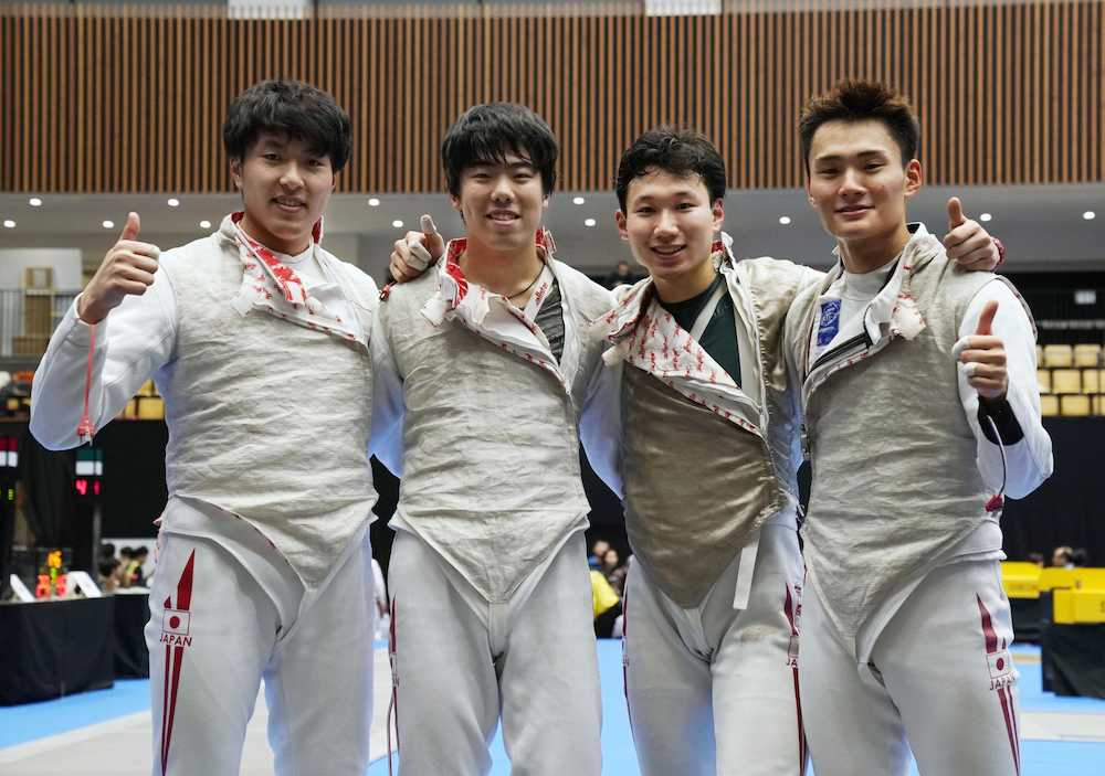 ５位に入り笑顔を見せる（左から）鈴村、敷根、西藤、松山の日本チーム