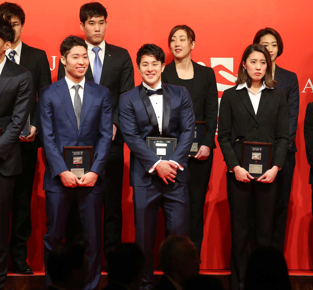 優秀選手選手として表彰された（前列左から）萩野、瀬戸、大橋ら選手たちが記念撮影で笑顔を見せる　（撮影・大塚　徹）　　　