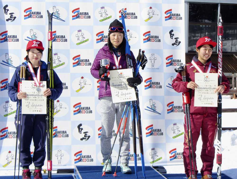 スキーの全日本選手権距離の女子５キロクラシカルで優勝した石田正子（中央）