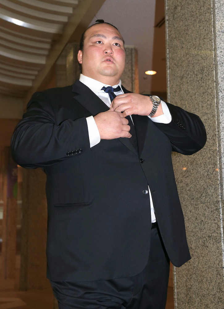 【画像・写真】元稀勢の里の荒磯親方　スーツ姿で年寄総会参加「まだ慣れてはいない」
