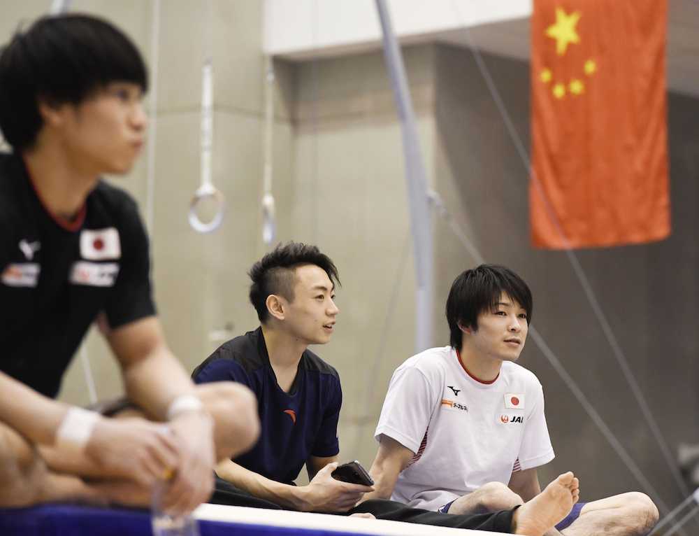 日中合同合宿で中国の選手（中央）と話す内村（右）
