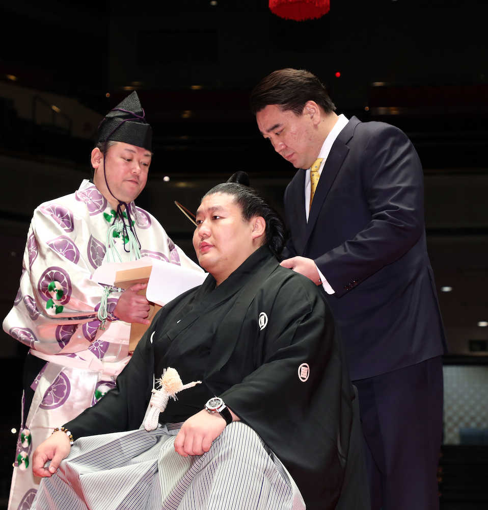 【画像・写真】貴ノ岩断髪式で元日馬富士がはさみ「自分なりにできることがあったら応援したい」
