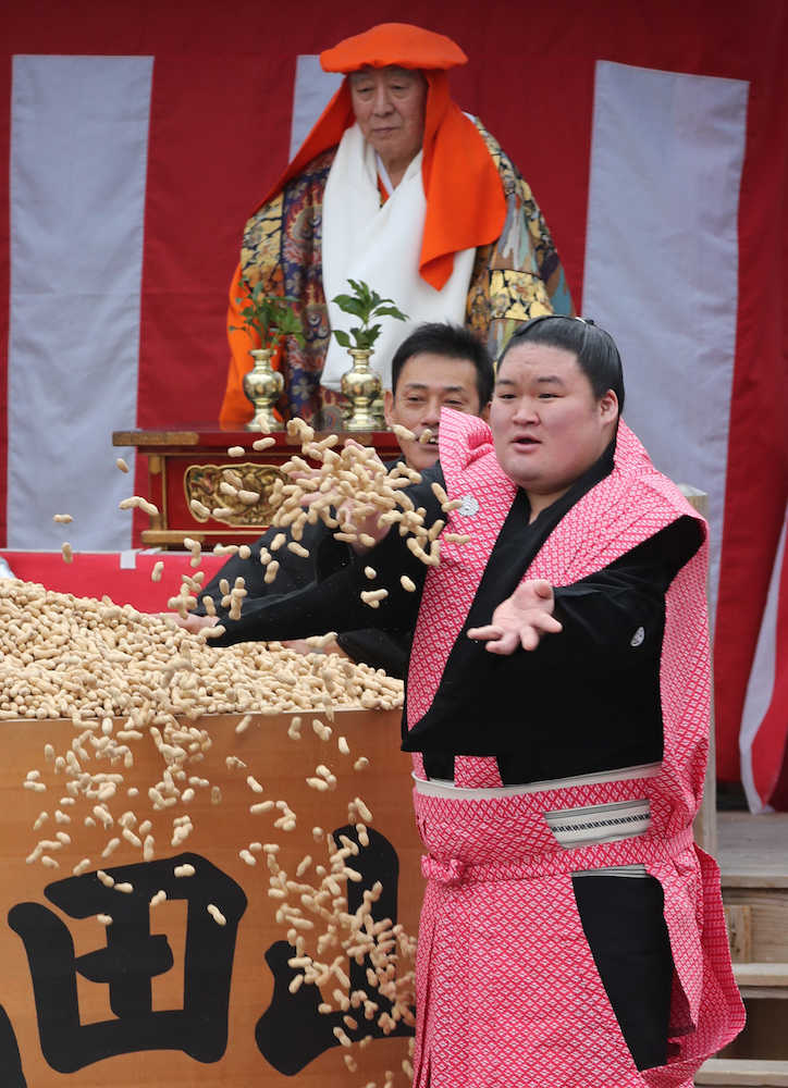 成田山節分祭で年男を務め、豪快に豆をまく豪栄道（撮影・後藤　正志）