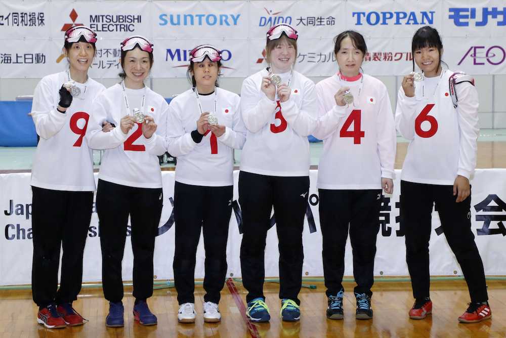 銀メダルを手にする日本代表チーム（左から）小宮、浦田、安室、欠端、若杉、萩原