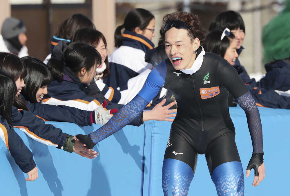 【画像・写真】Ｓスケート成年男子　１０００メートルは信州大・小島が制す