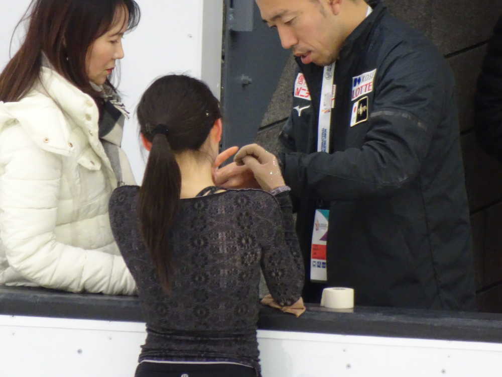 フィギュアスケート四大陸選手権に出場する紀平梨花は練習中に左手薬指を痛め、リンクの脇で治療を受ける