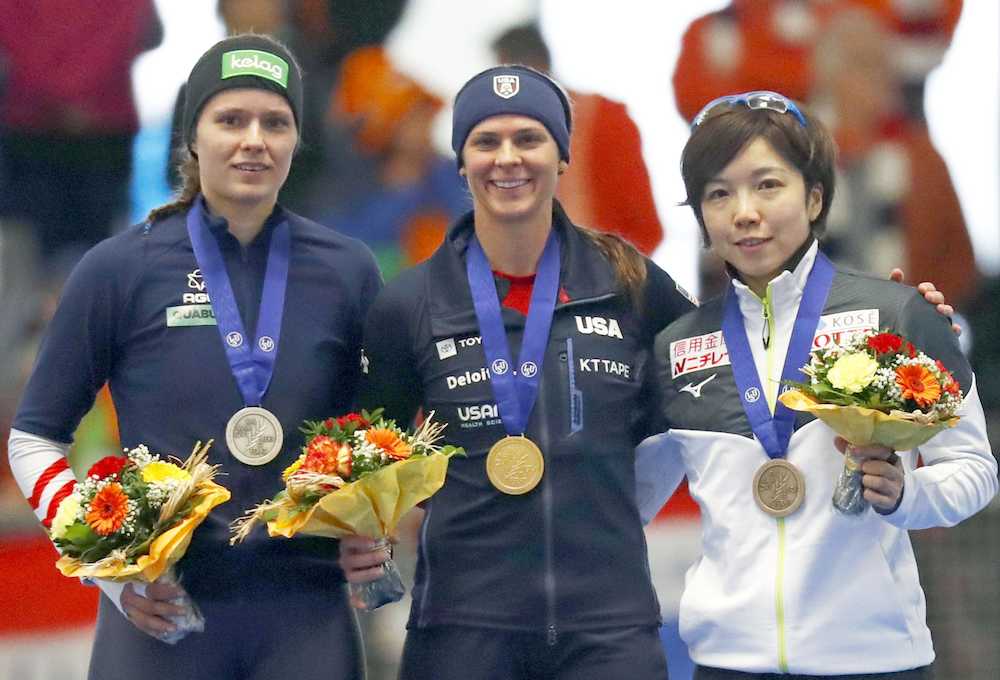 女子１０００メートルで３位だった小平奈緒（右）。中央は優勝したブリタニー・ボウ（ＡＰ）