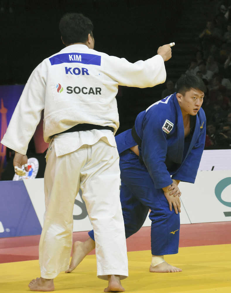男子１００キロ超級決勝で韓国選手に敗れた原沢久喜（右）