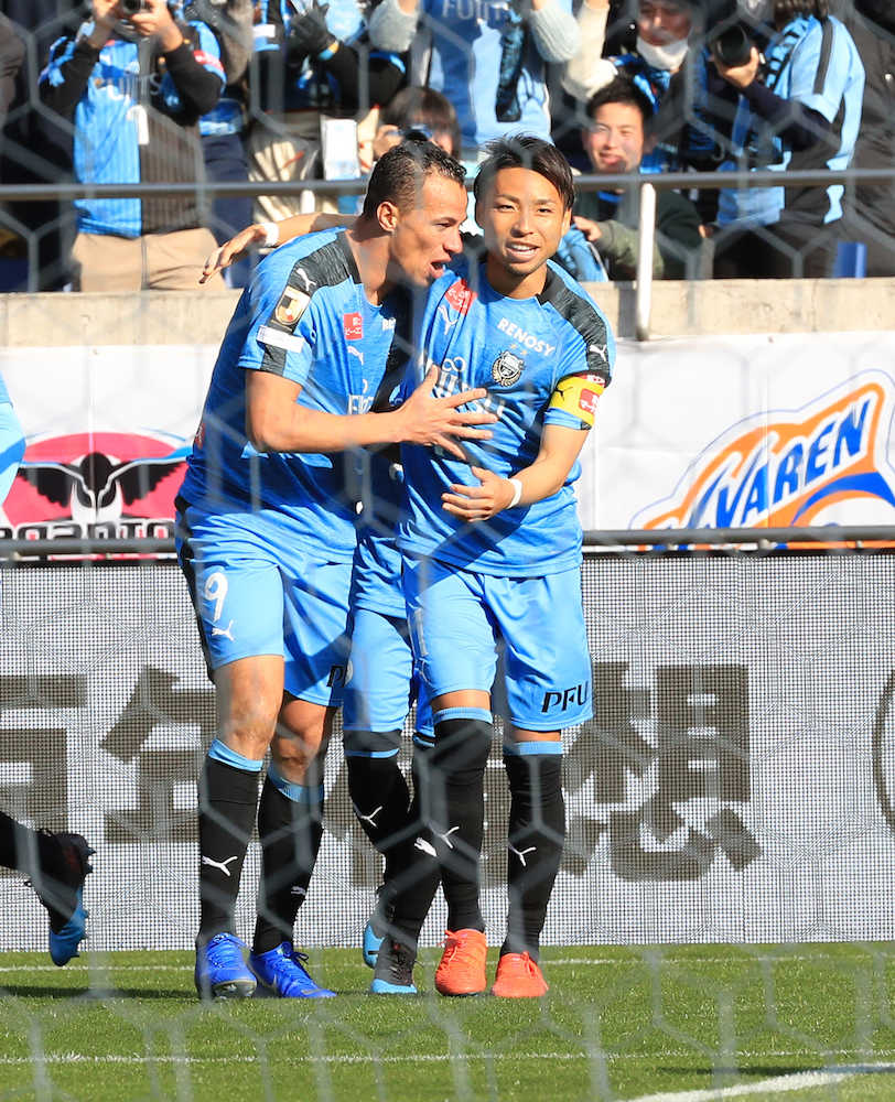 【画像・写真】＜川崎・浦和＞後半７分、レアンドロ　ダミアン（左）がゴールを決め小林悠と喜び合う（撮影・篠原岳夫）