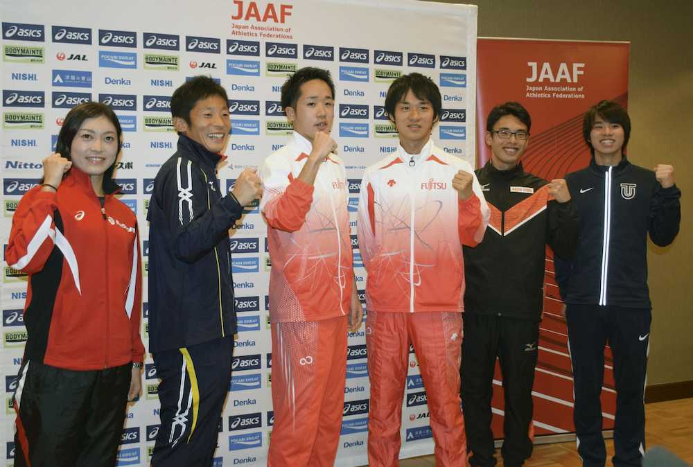 日本選手権２０キロ競歩を前に、ポーズをとる高橋英輝（右から３人目）ら