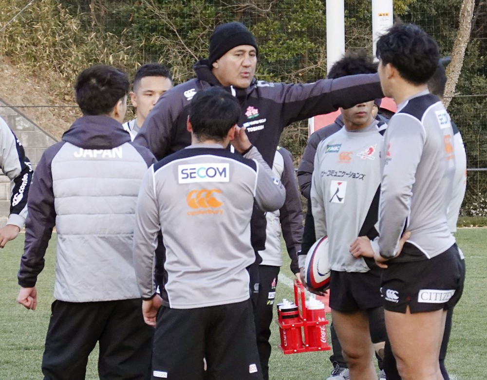 ラグビー日本代表候補合宿で身振りを交えて指導するジョセフ・ヘッドコーチ（中央）