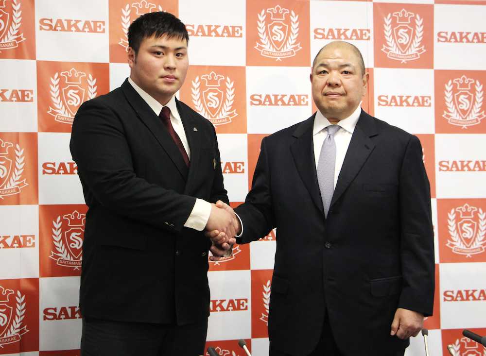 入門会見で師匠となる日本相撲協会の八角理事長（右）と握手する斎藤