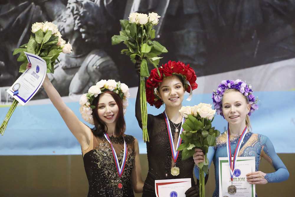 ロシア・カップ・ファイナル女子で優勝したメドベージェワ（中央）