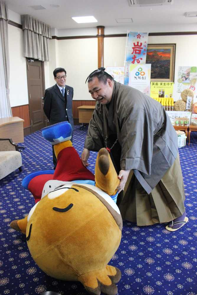 大阪府庁を訪れ、松井知事（奥）の前で広報担当副知事「もずやん」との一番に勝って笑顔の鶴竜（右）