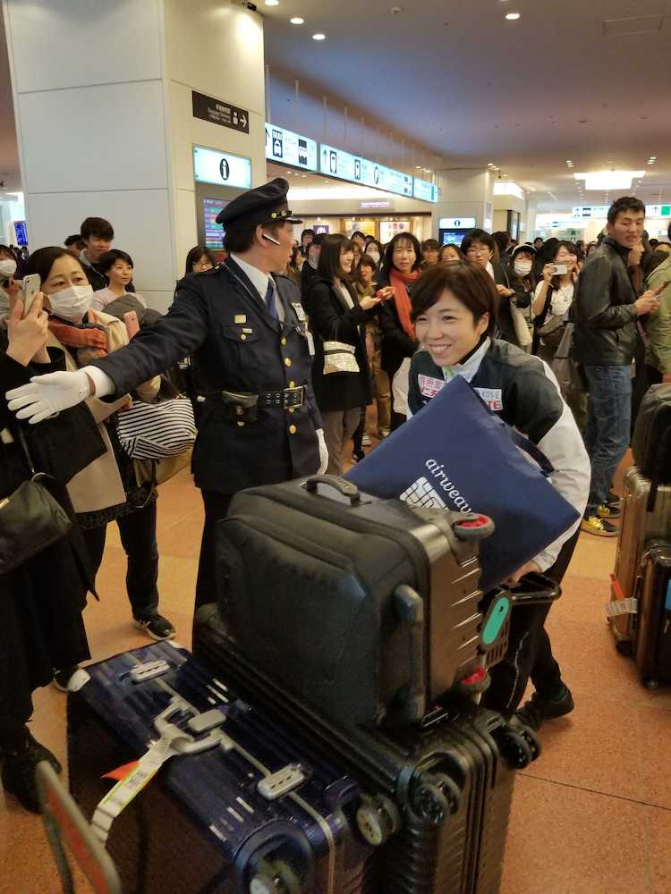 【画像・写真】小平奈緒が凱旋帰国「まだ気は緩んでいない」　今季中の世界記録更新へ意欲