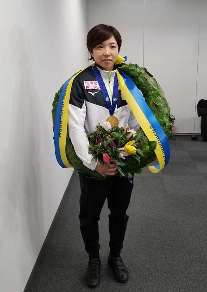 世界スプリント選手権を終えて帰国した小平は金メダルと月桂冠を手に笑顔を見せた