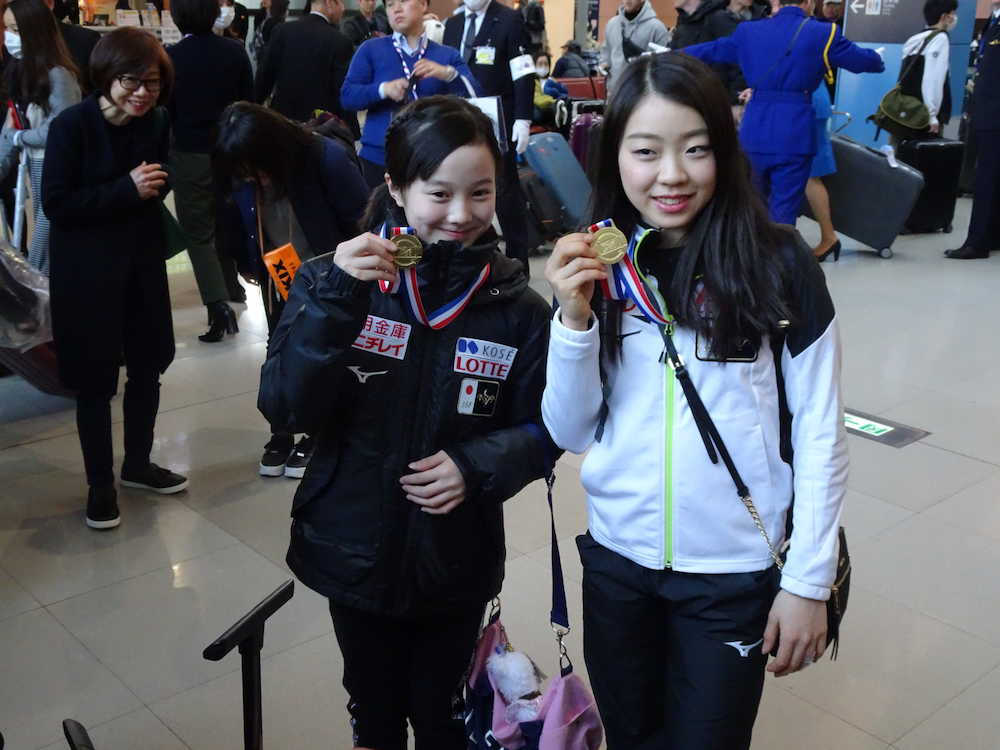 オランダでの国際大会で優勝し、関西空港で取材に応じた紀平（右）と本田紗