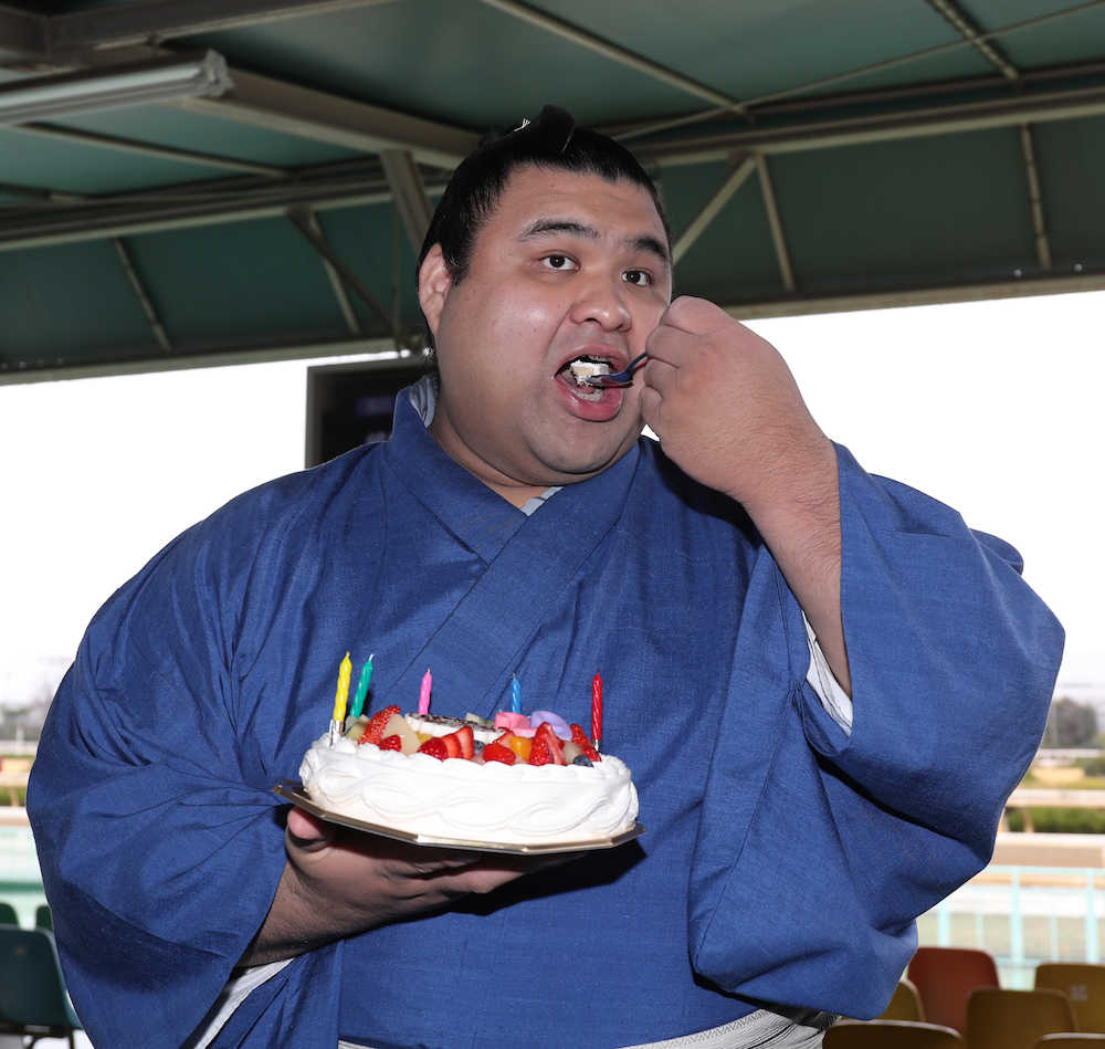 園田競馬場でパクっと誕生日ケーキを食べる高安（撮影・平嶋　理子）　　