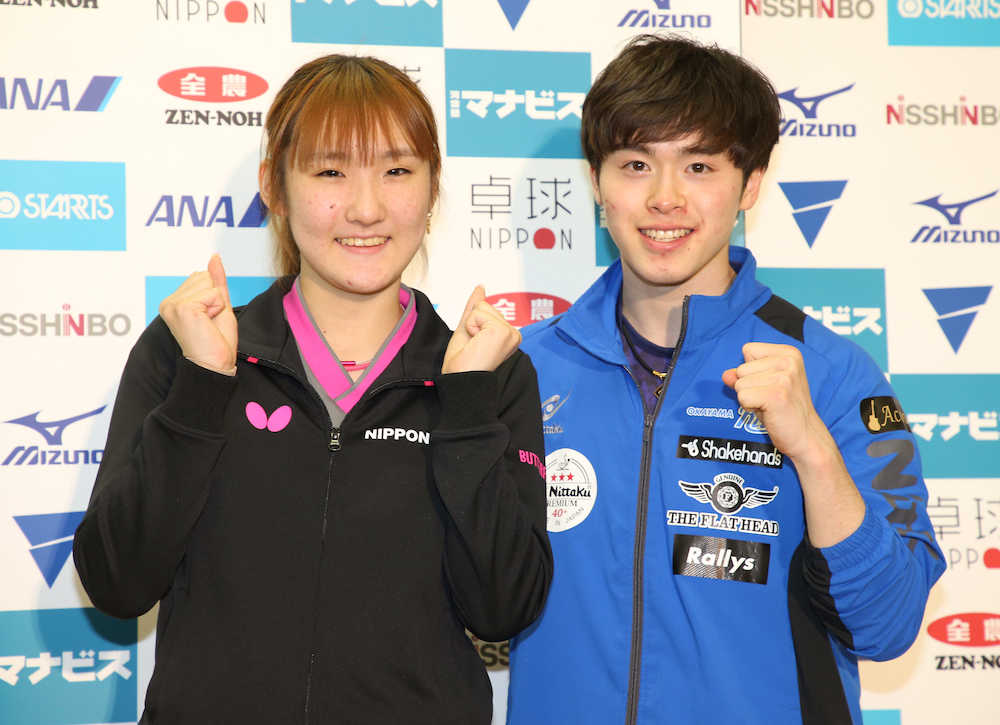 卓球世界選手権への出場が決まり、笑顔の加藤と森薗（撮影・吉田　剛）