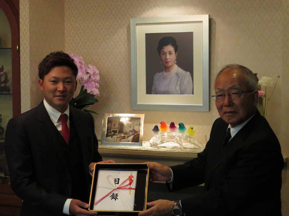 高松宮妃癌研究基金の関谷理事長にチャリティー金の目録を渡す今平（左）　　　　　　　　　　　　　　　　　　　　　　　　　　　　　