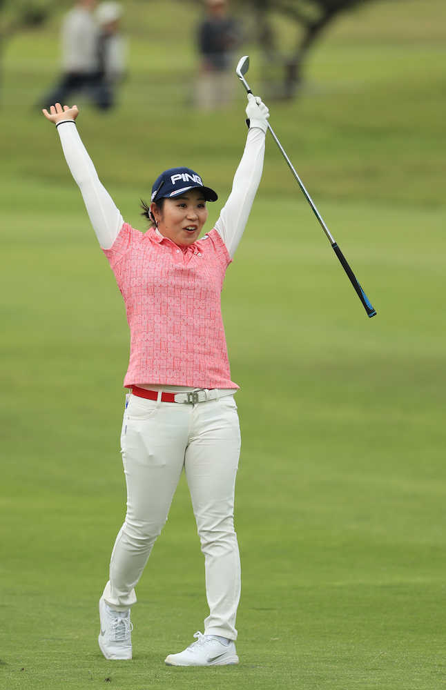 【画像・写真】地元の比嘉真美子が６６で首位浮上　２打差２位に小祝さくら