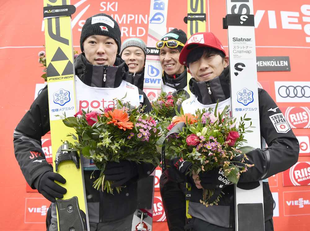 男子団体で２位となり表彰台で笑顔の（左から）小林潤志郎、小林陵侑、葛西紀明、佐藤幸椰
