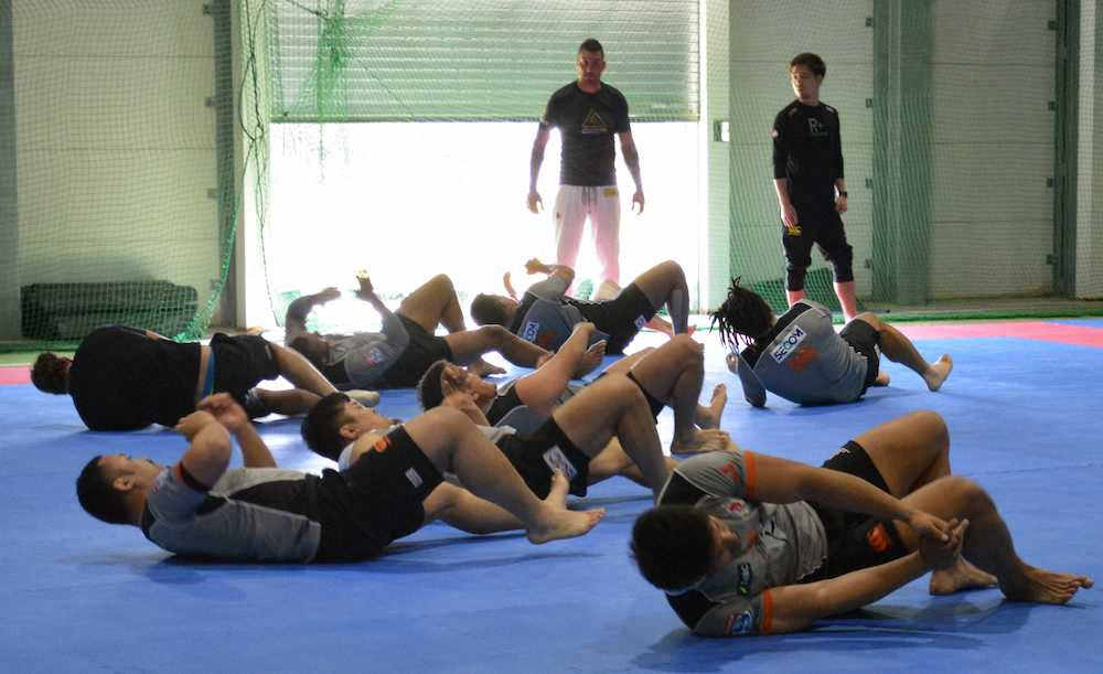 ニュージーランド人の柔術家の指導の下、受け身などの基本練習を行うFW陣