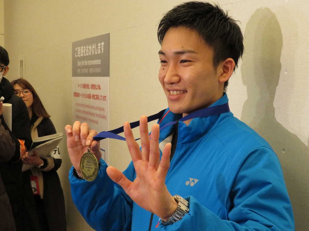 東京五輪開幕まで500日となり、金メダルと「5」を示して笑顔の桃田賢斗