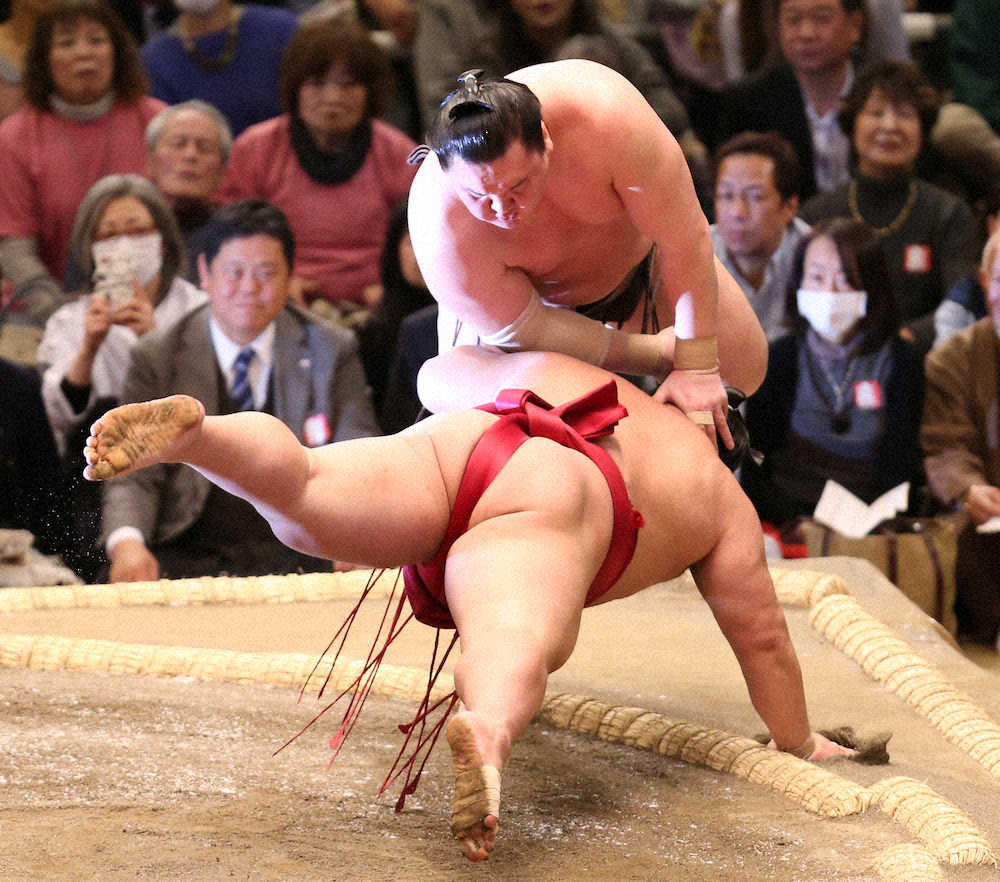 【画像・写真】白鵬、土俵際に右足一本残してヒヤリ「大栄翔の圧力があった」