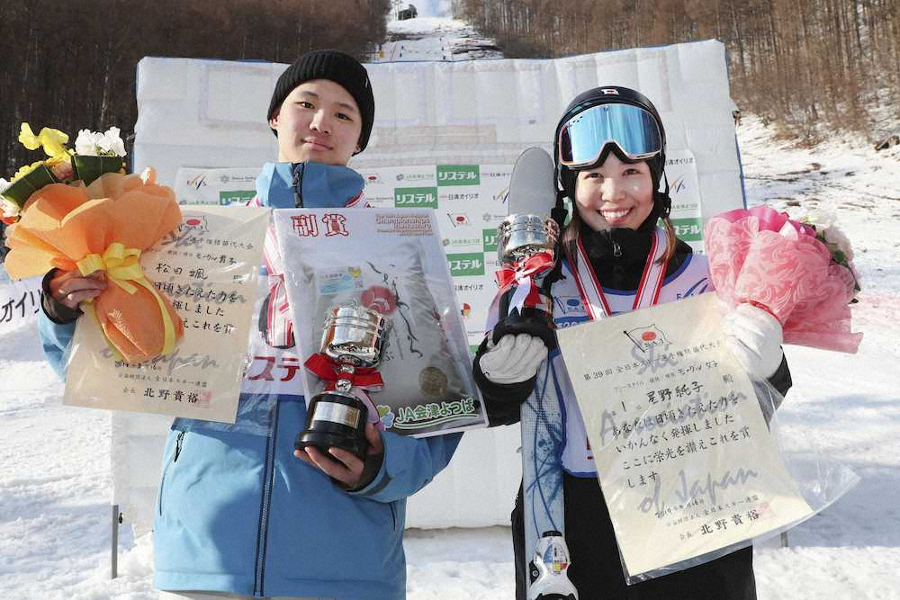 優勝した男子の松田颯（左）と女子の星野純子