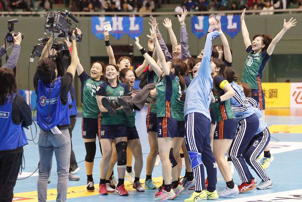 【画像・写真】男子トヨタ車体が逃げ切り初Ｖ、女子は今季無敗の北国銀行