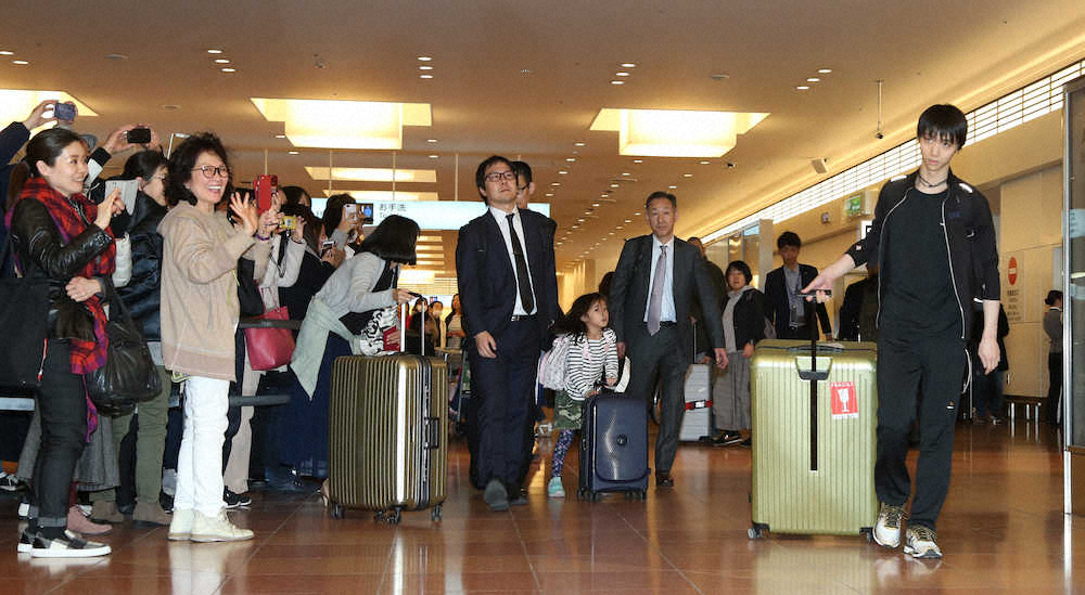 【画像・写真】羽生、復帰戦へ帰国　右足首は「大丈夫」