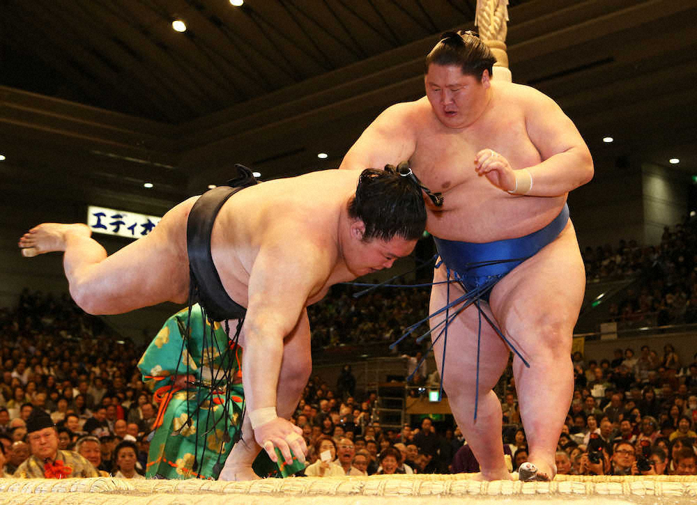 【画像・写真】逸ノ城　豪栄道との1敗対決制す、もろ差し許すも豪快小手投げ