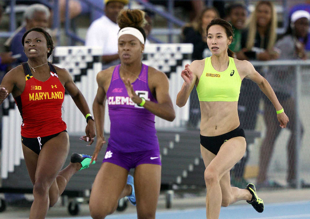 女子100メートルで11秒96をマークした福島千里（右）＝ジャクソンビル