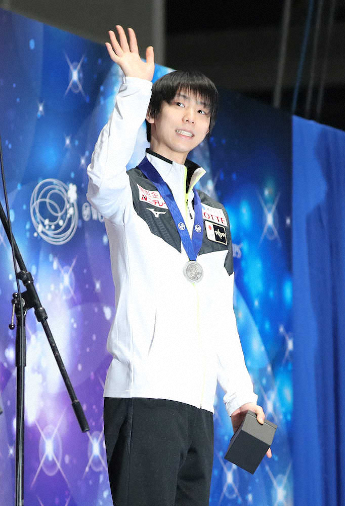 ＜世界フィギュア男子フリースモールメダルセレモニー＞ファンたちに手を振る羽生結弦（撮影・長久保　豊）