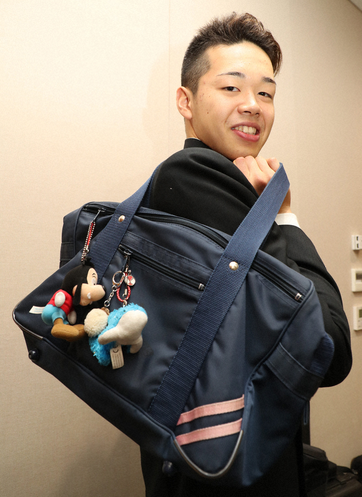 【画像・写真】吉田が使うカバンには池江にもらったジンベエザメのぬいぐるみが