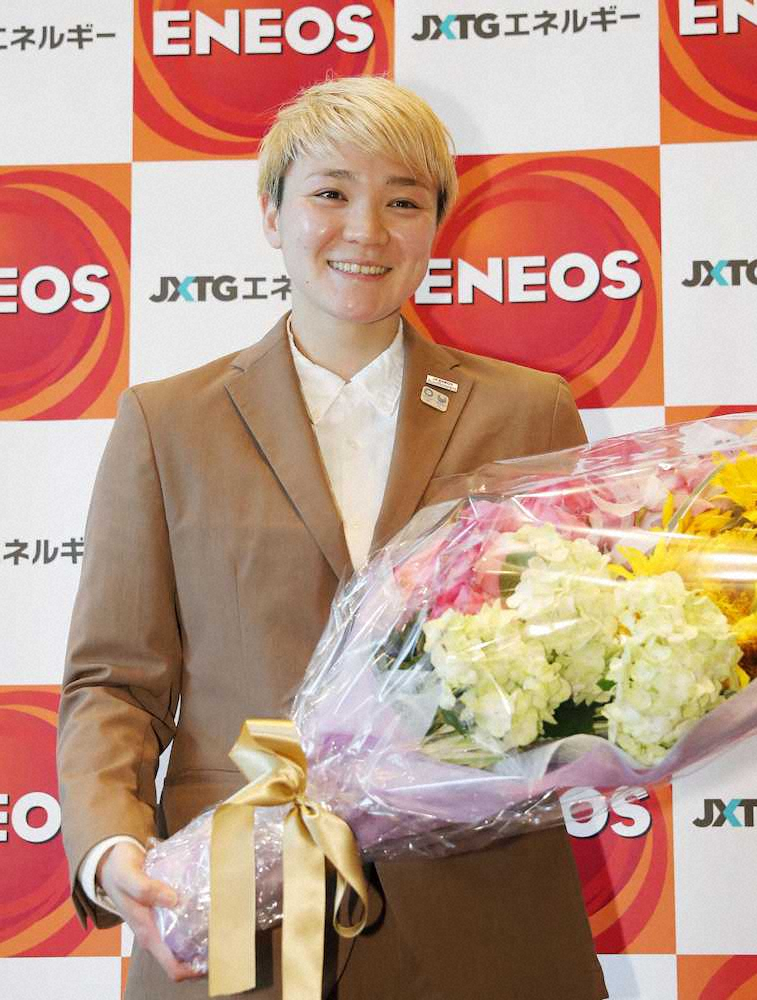 記者会見で現役引退を表明し、花束を手にする吉田亜沙美