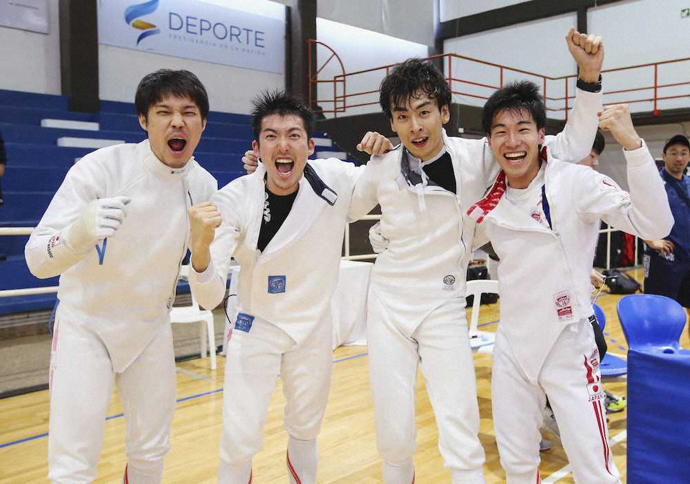 フェンシング男子エペW杯の団体を制して喜ぶ日本の（左から）山田優、見延和靖、宇山賢、加納虹輝