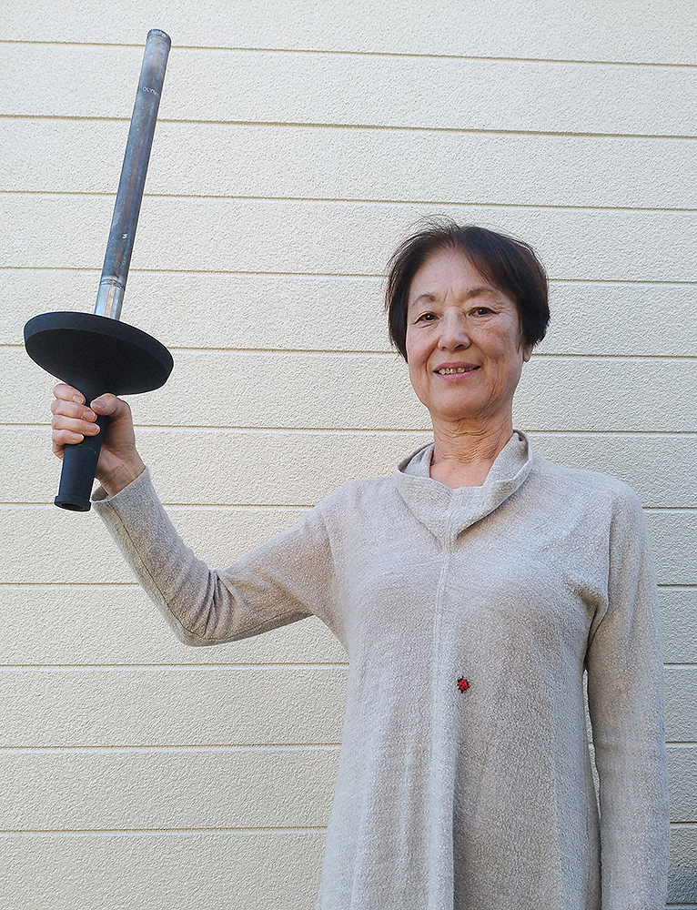 【画像・写真】トーチを掲げて、笑顔の井街さん