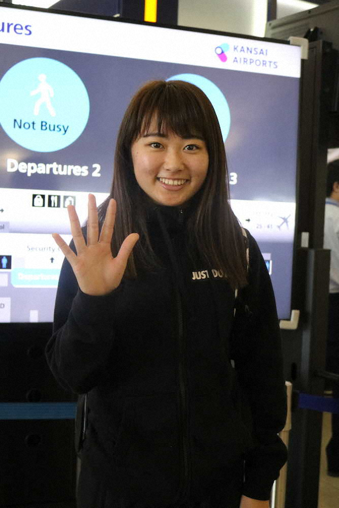 オーガスタ・ナショナル女子アマチュアに出場する安田祐香は報道陣に笑顔で手を振って渡米