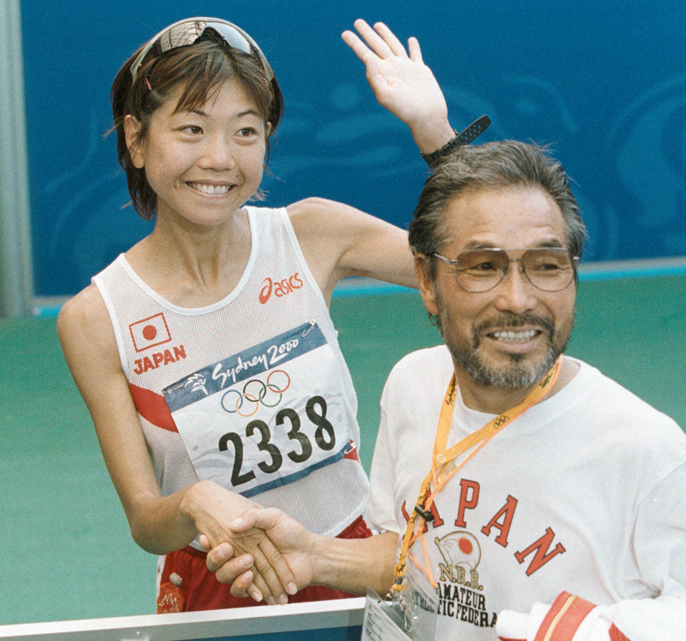 00年のシドニー五輪・陸上女子マラソンで金メダルを獲得した高橋尚子をねぎらう小出義雄監督