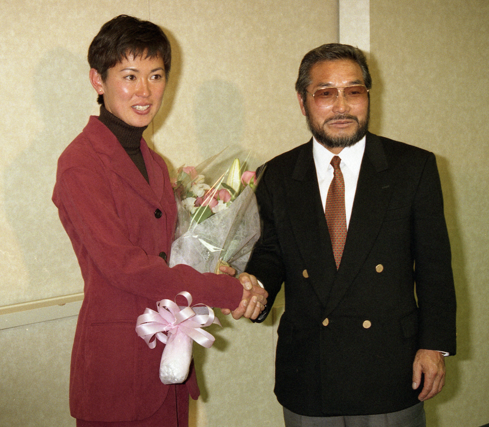 ９６年アトランタ五輪に出場する有森裕子（左）を激励する小出義雄監督